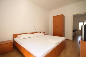 - une chambre avec un grand lit et une télévision dans l'établissement Apartment Lucica 990b, à Lastovo