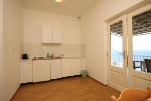 Apartments and rooms by the sea Lucica, Lastovo - 990的厨房或小厨房