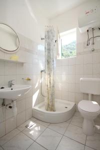 uma casa de banho branca com um WC e um lavatório em Apartments and rooms by the sea Lucica, Lastovo - 990 em Lastovo