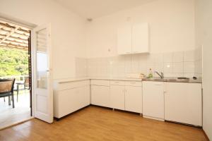 Apartments and rooms by the sea Lucica, Lastovo - 990的厨房或小厨房