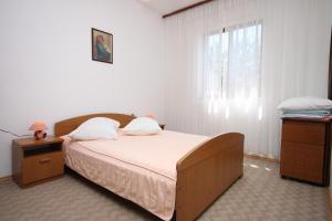 um quarto com uma cama e uma janela em Apartments by the sea Biograd na Moru, Biograd - 858 em Biograd na Moru