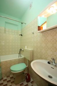 Ένα μπάνιο στο Apartments with a parking space Zivogosce - Porat, Makarska - 1055