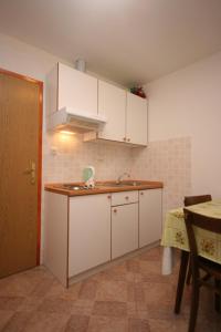 Η κουζίνα ή μικρή κουζίνα στο Apartments with a parking space Zivogosce - Porat, Makarska - 1055