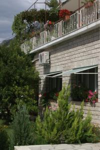 Vonkajšia záhrada v ubytovaní Apartments by the sea Pisak, Omis - 1010