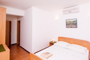 Posteľ alebo postele v izbe v ubytovaní Apartments by the sea Pisak, Omis - 1010