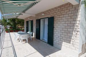 Balkón alebo terasa v ubytovaní Apartments by the sea Pisak, Omis - 1010