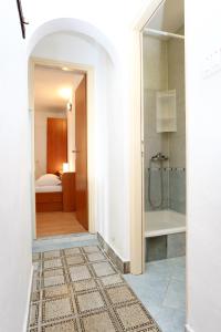 een badkamer met een inloopdouche en een bad bij Apartments by the sea Pisak, Omis - 1014 in Pisak
