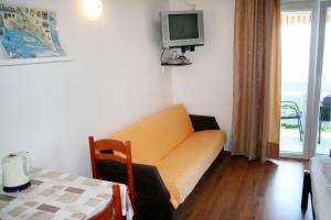 Televízia a/alebo spoločenská miestnosť v ubytovaní Apartments by the sea Pisak, Omis - 1014
