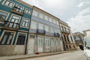 un edificio al lado de una calle en Historic & Sunny Mezzanine Bolhão by Vacationy, en Oporto