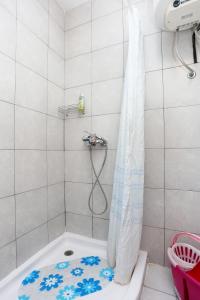 W łazience znajduje się wanna z zasłoną prysznicową. w obiekcie Studio Marusici 1024a w Mimicach