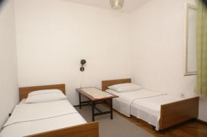 Tempat tidur dalam kamar di Apartments by the sea Stanici, Omis - 1026