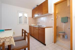 Köök või kööginurk majutusasutuses Apartments with a parking space Stanici, Omis - 1027