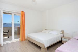 Posteľ alebo postele v izbe v ubytovaní Apartments with a parking space Stanici, Omis - 1027