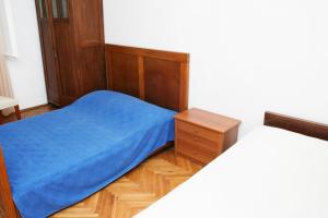 Un pat sau paturi într-o cameră la Apartments by the sea Zavode, Omis - 1048