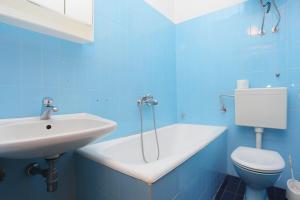 Koupelna v ubytování Apartments by the sea Zivogosce - Blato, Makarska - 1057