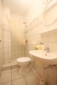 een witte badkamer met een toilet en een wastafel bij Double Room Lucica 990a in Lastovo