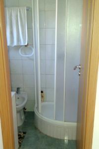 bagno con doccia e servizi igienici. di Apartments by the sea Zdrelac, Pasman - 689 a Ždrelac