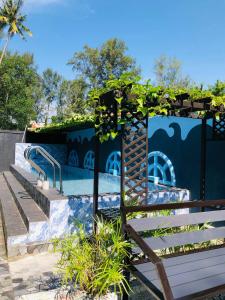 una piscina con un banco con plantas. en RD Legend Hotel, en Port Dickson