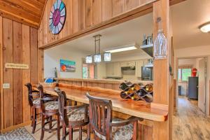 eine Küche und ein Esszimmer mit einem großen Holztisch und Stühlen in der Unterkunft Angels Envy about Cabin with Deck 4 Miles to Ski Lift! in Angel Fire