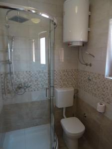 W łazience znajduje się toaleta i przeszklony prysznic. w obiekcie Apartment Biograd na Moru 860b w Biogradzie na Moru +15 zdjęć
