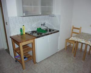 uma pequena cozinha com um lavatório e um fogão em Apartments by the sea Drage, Biograd - 851 em Drage