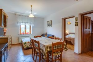 Postel nebo postele na pokoji v ubytování Apartments with parking spaces Punta kriza, Cres - 867