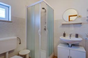 Koupelna v ubytování Apartments with parking spaces Punta kriza, Cres - 867
