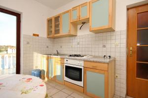 Kuchyňa alebo kuchynka v ubytovaní Apartments by the sea Ugljan - 846 + 22 fotografií
