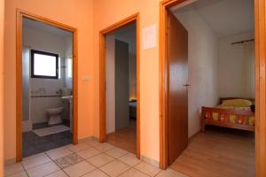 einen Flur mit zwei Türen, die zu einem Bad führen in der Unterkunft Apartments by the sea Ugljan - 846 in Ugljan