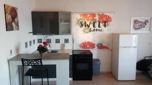 Kuchyň nebo kuchyňský kout v ubytování Apartment Sali 890b
