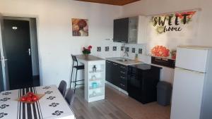 eine Küche mit einem weißen Kühlschrank und einem Tisch in der Unterkunft Apartment Sali 890b in Sali