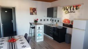 Kuchyň nebo kuchyňský kout v ubytování Apartment Sali 890b