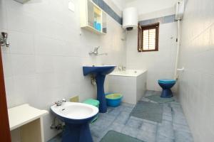 ein Badezimmer mit 2 WCs und einem Waschbecken in der Unterkunft Apartments by the sea Sali, Dugi otok - 890 in Sali