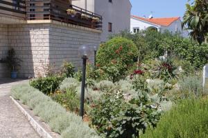 Vonkajšia záhrada v ubytovaní Apartments with a parking space Sali, Dugi otok - 872