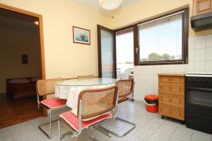 Kuchyňa alebo kuchynka v ubytovaní Apartments with a parking space Sali, Dugi otok - 872