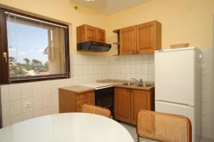 Kuchyňa alebo kuchynka v ubytovaní Apartments with a parking space Sali, Dugi otok - 872