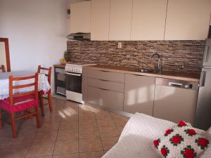 Dapur atau dapur kecil di Apartments by the sea Povlja, Brac - 708