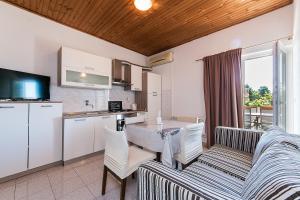 Kuchyň nebo kuchyňský kout v ubytování Apartment Zivogosce - Blato 1057d + 21 fotografií