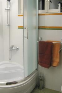 ein Bad mit einer Dusche und einem Waschbecken mit Handtüchern in der Unterkunft Apartments with a parking space Vodice - 927 in Vodice