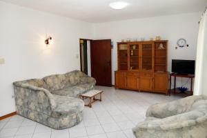 uma sala de estar com dois sofás e uma televisão em Family friendly seaside apartments Vodice - 928 em Vodice