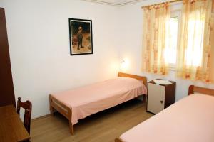um pequeno quarto com 2 camas e uma janela em Family friendly seaside apartments Vodice - 928 em Vodice