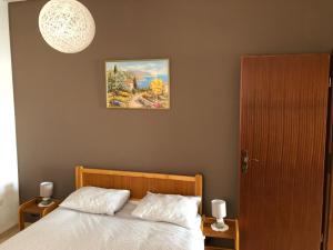 Ліжко або ліжка в номері Apartments by the sea Brodarica, Sibenik - 919