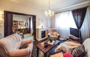 uma sala de estar com dois sofás e uma televisão em Apartments by the sea Brodarica, Sibenik - 921 em Brodarica