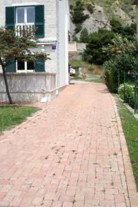 Fotografia z galérie ubytovania Apartments by the sea Duce, Omis - 943 v Omise