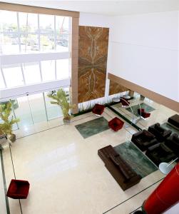una vista aérea de una sala de estar con sillas rojas en Hotel Serra Grande - SERRA - ES en Serra