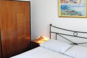 um quarto com uma cama e um armário de madeira em Apartment Pisak 967b em Mimice