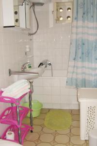 uma casa de banho com um lavatório e uma banheira em Apartment Pisak 967b em Mimice
