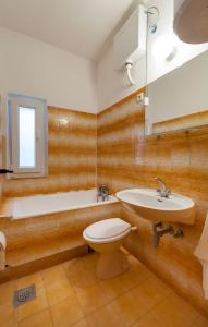 La salle de bains est pourvue de toilettes, d'un lavabo et d'une baignoire. dans l'établissement Apartments by the sea Pisak, Omis - 1001, à Pisak