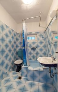 La salle de bains bleue est pourvue de toilettes et d'un lavabo. dans l'établissement Apartments by the sea Pisak, Omis - 1001, à Pisak