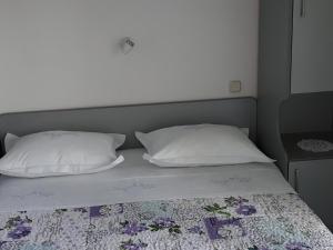 Un pat sau paturi într-o cameră la Studio Medici 1045a